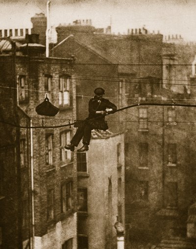 Inspectie van een telefoonkabel tussen Conduit en Maddox Streets door English Photographer